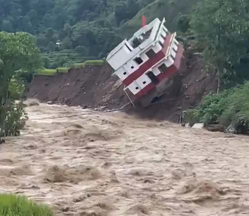 Río arrastra un edificio en Nepal durante inundaciones que dejan decenas de muertos