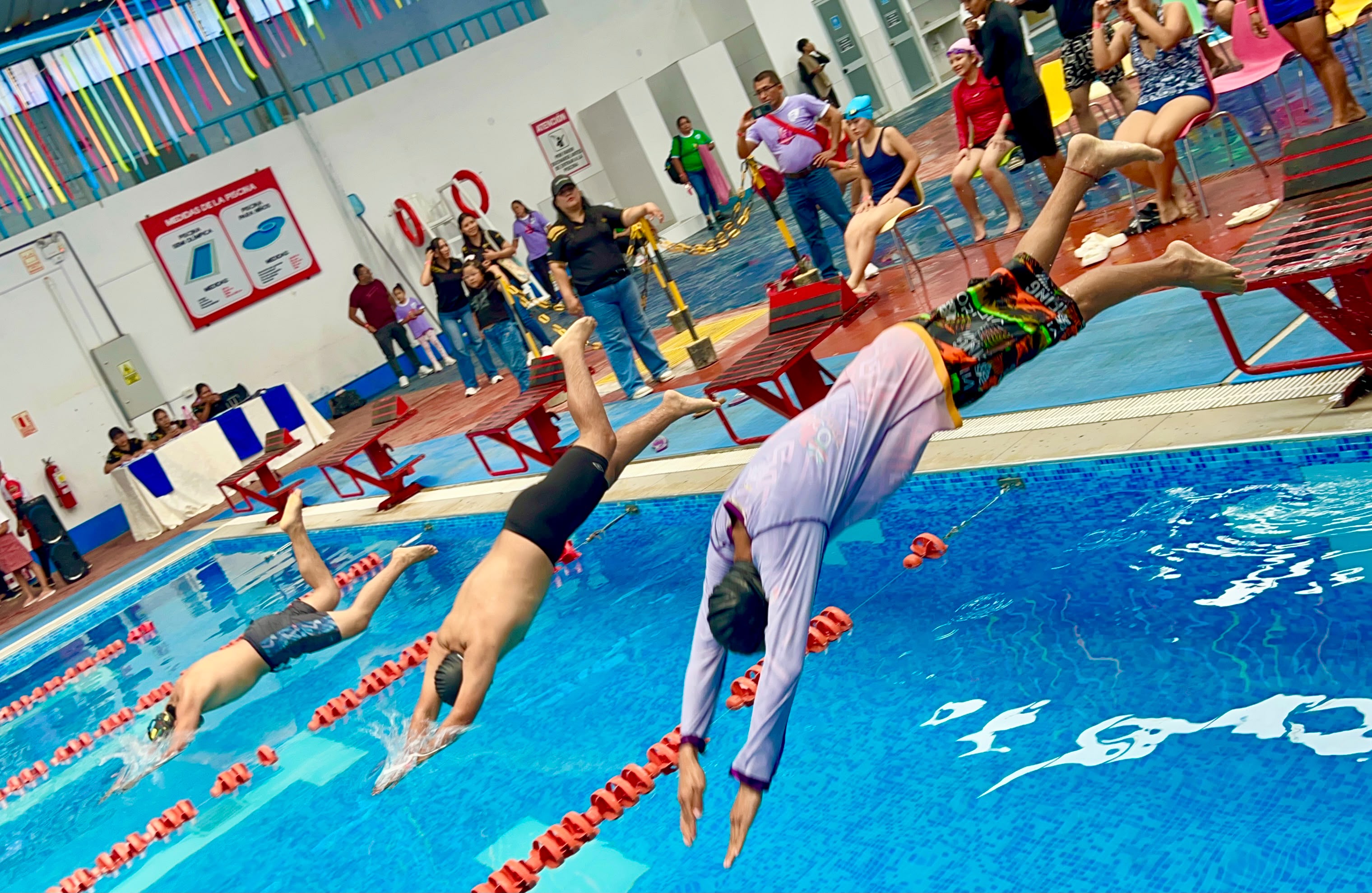 Estudiantes del Roosevelt School participan en competencias de natación durante las Olimpiadas Escolares 2026