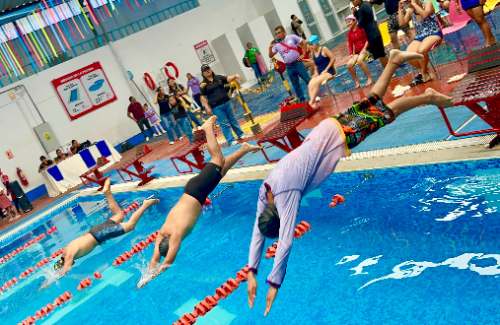 Estudiantes del Roosevelt School participan en competencias de natación durante las Olimpiadas Escolares 2026