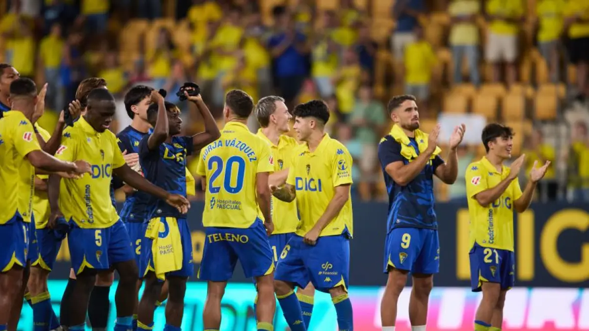 Cádiz goleó 4-0 al Leganés en un partido que empezó con retraso