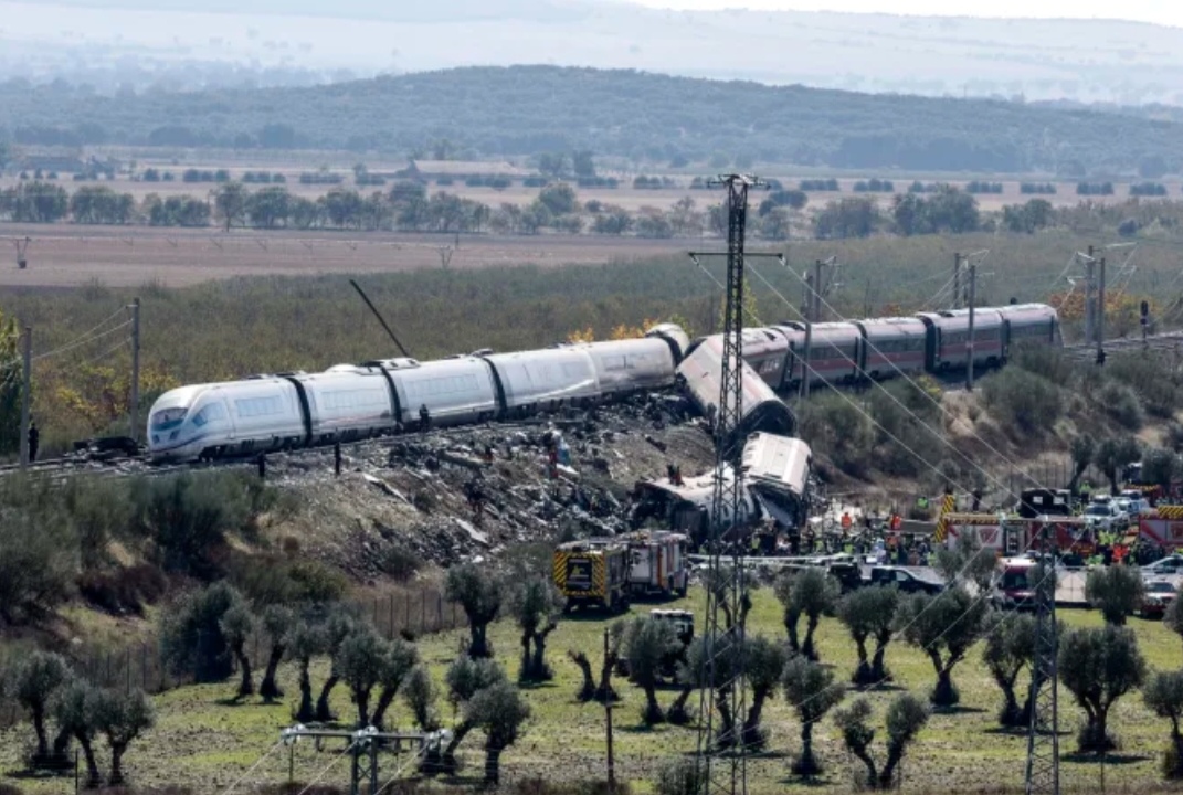 Choque de trenes deja 68 muertos y 77 heridos en España