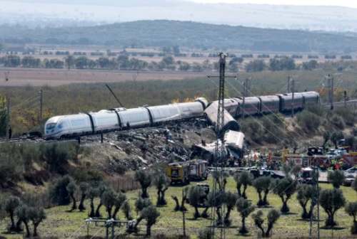 Choque de trenes deja 68 muertos y 77 heridos en España