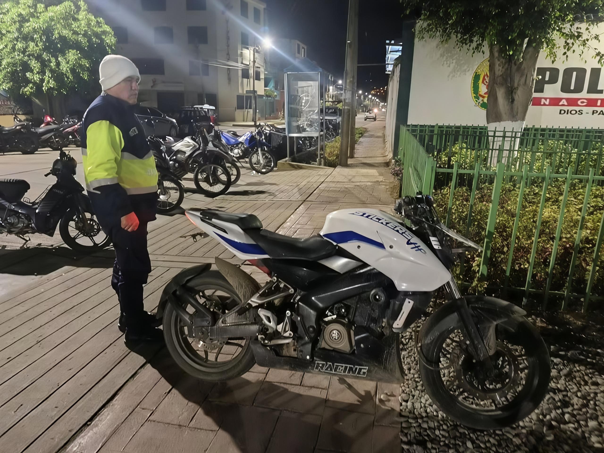 Intervienen a dos sujetos tras alerta por presunto robo de motocicleta durante la madrugada