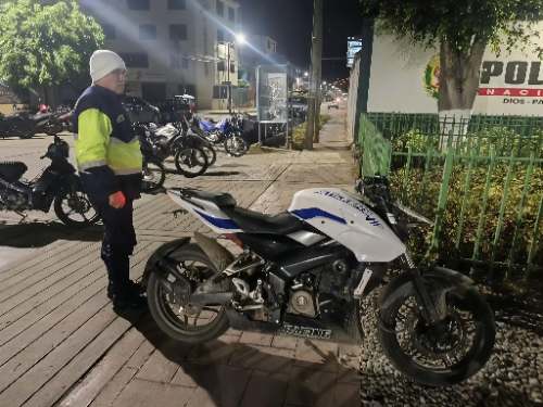 Intervienen a dos sujetos tras alerta por presunto robo de motocicleta durante la madrugada