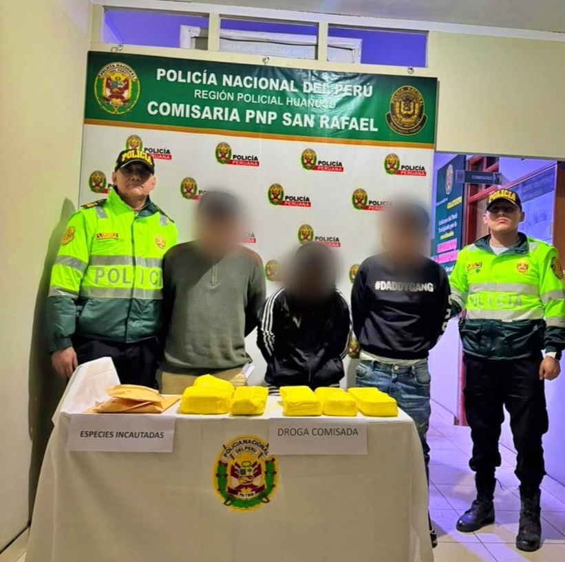 Hallan siete paquetes de presunta cocaína en auto y detienen a tres personas