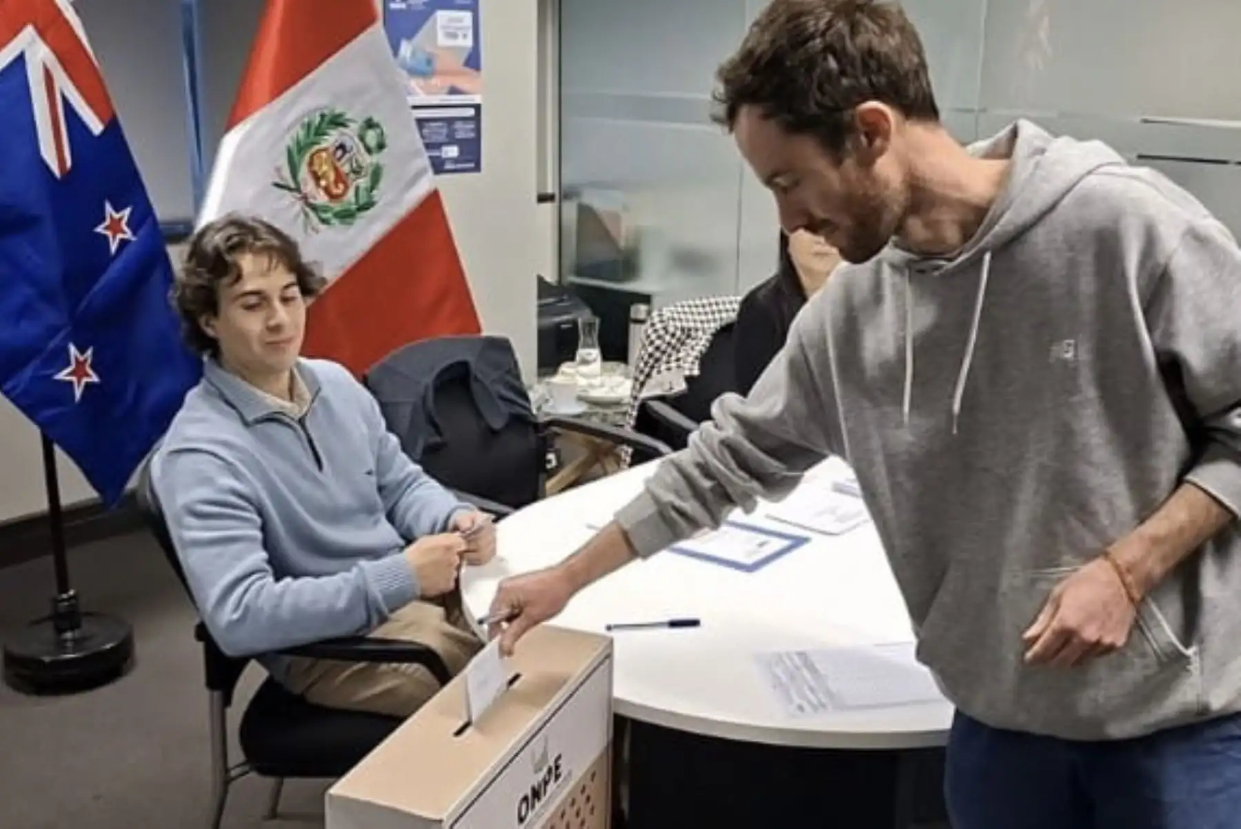 Proyecto de ley propone voto postal facultativo para peruanos en el exterior