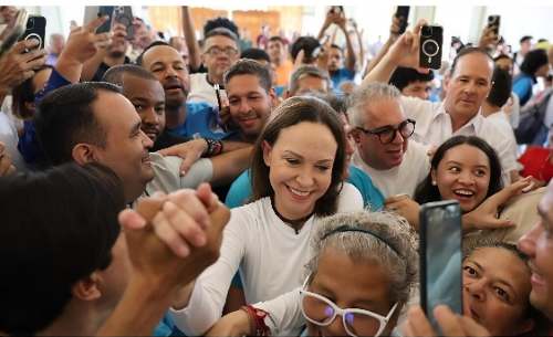 María Corina Machado regresa a Venezuela y recibe abrazos de sus seguidores