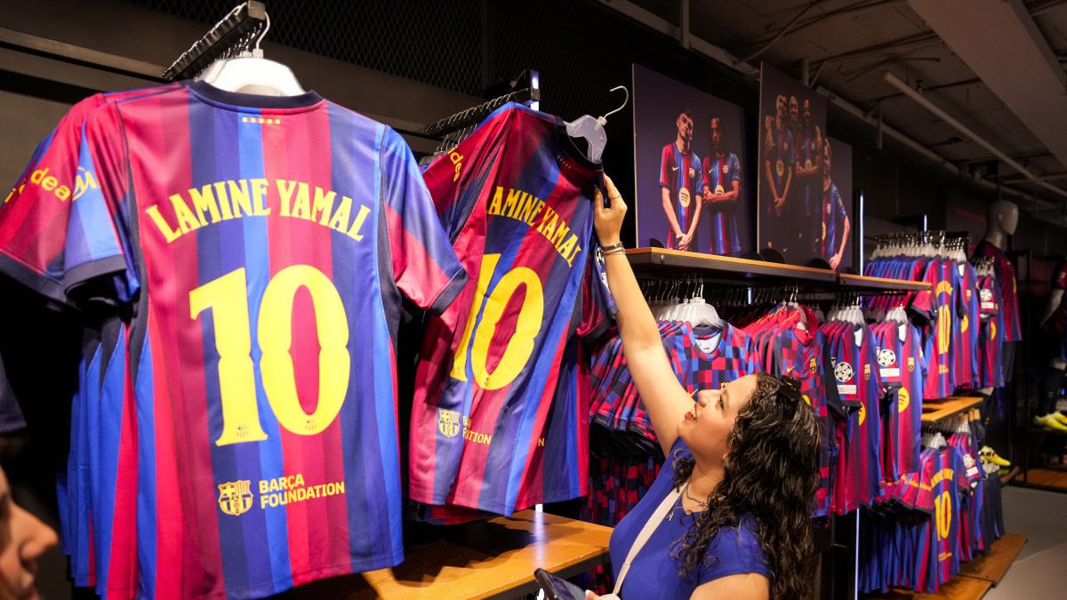 Policía incauta más de 6.000 artículos falsificados del Barça en Barcelona