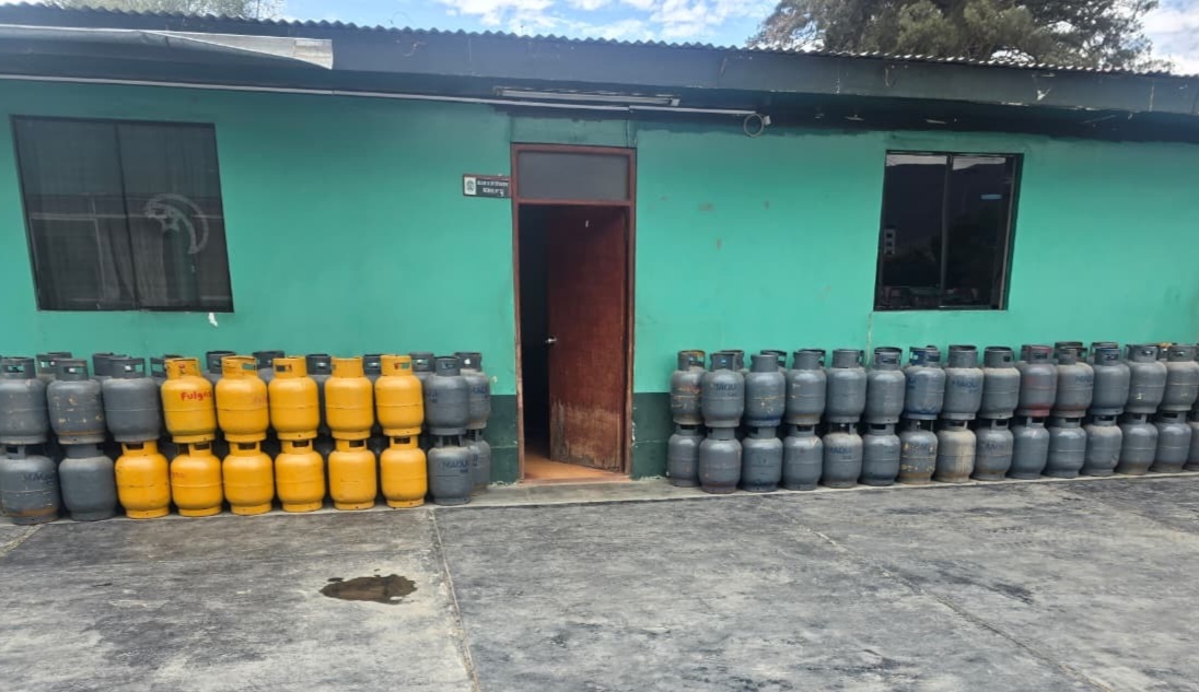 Detienen a dos hermanos e incautan 96 balones de gas tras denuncia por engaño