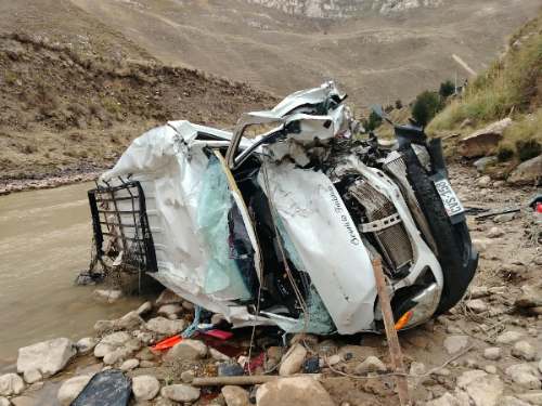 Miniván cae al río Mantaro tras chocar con tráiler en La Oroya: una mujer muerta y diez heridos