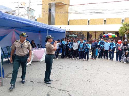 Policía Comunitaria lleva música y mensaje a escolares de Huánuco