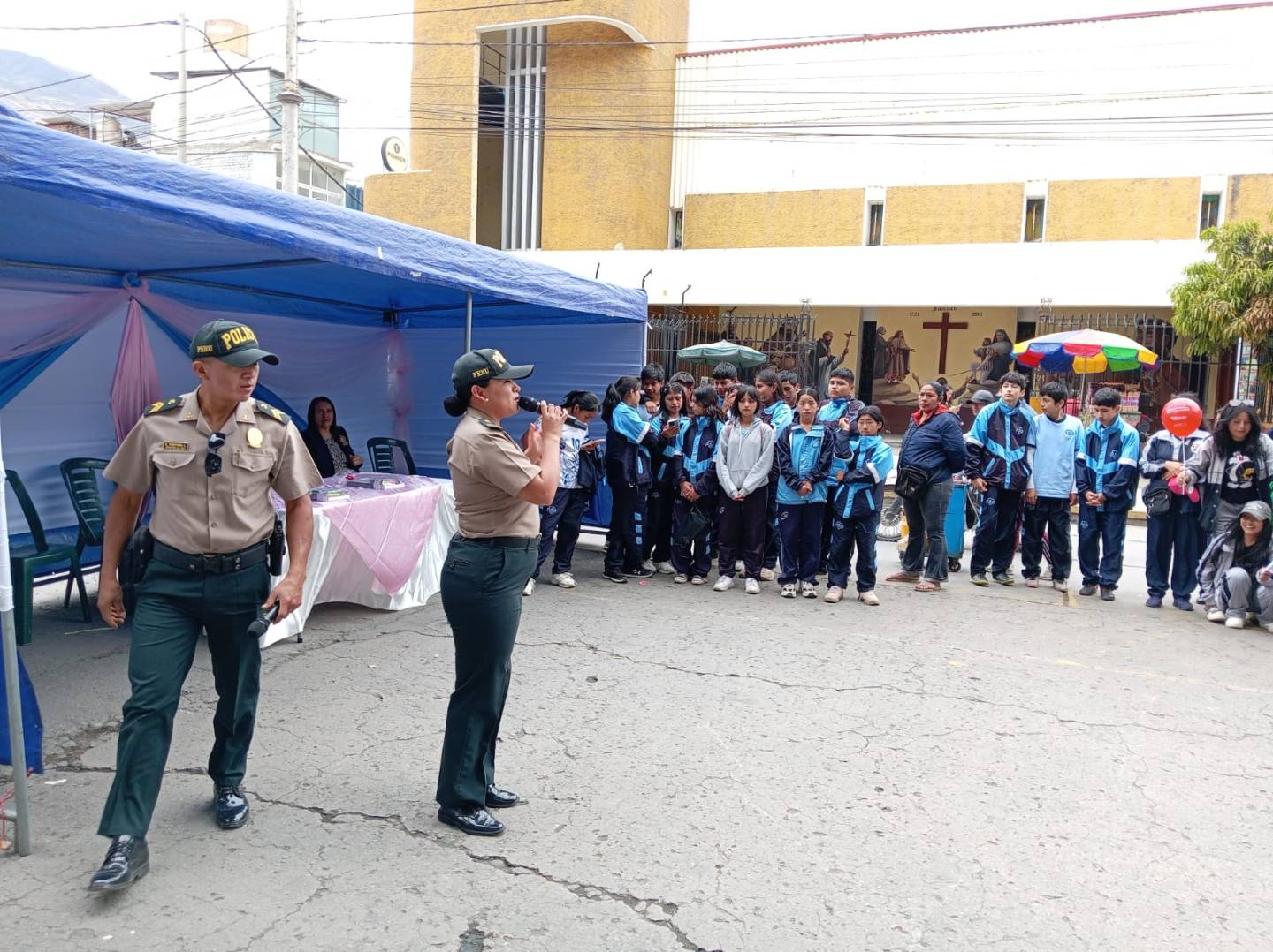 Policía Comunitaria lleva música y mensaje a escolares de Huánuco