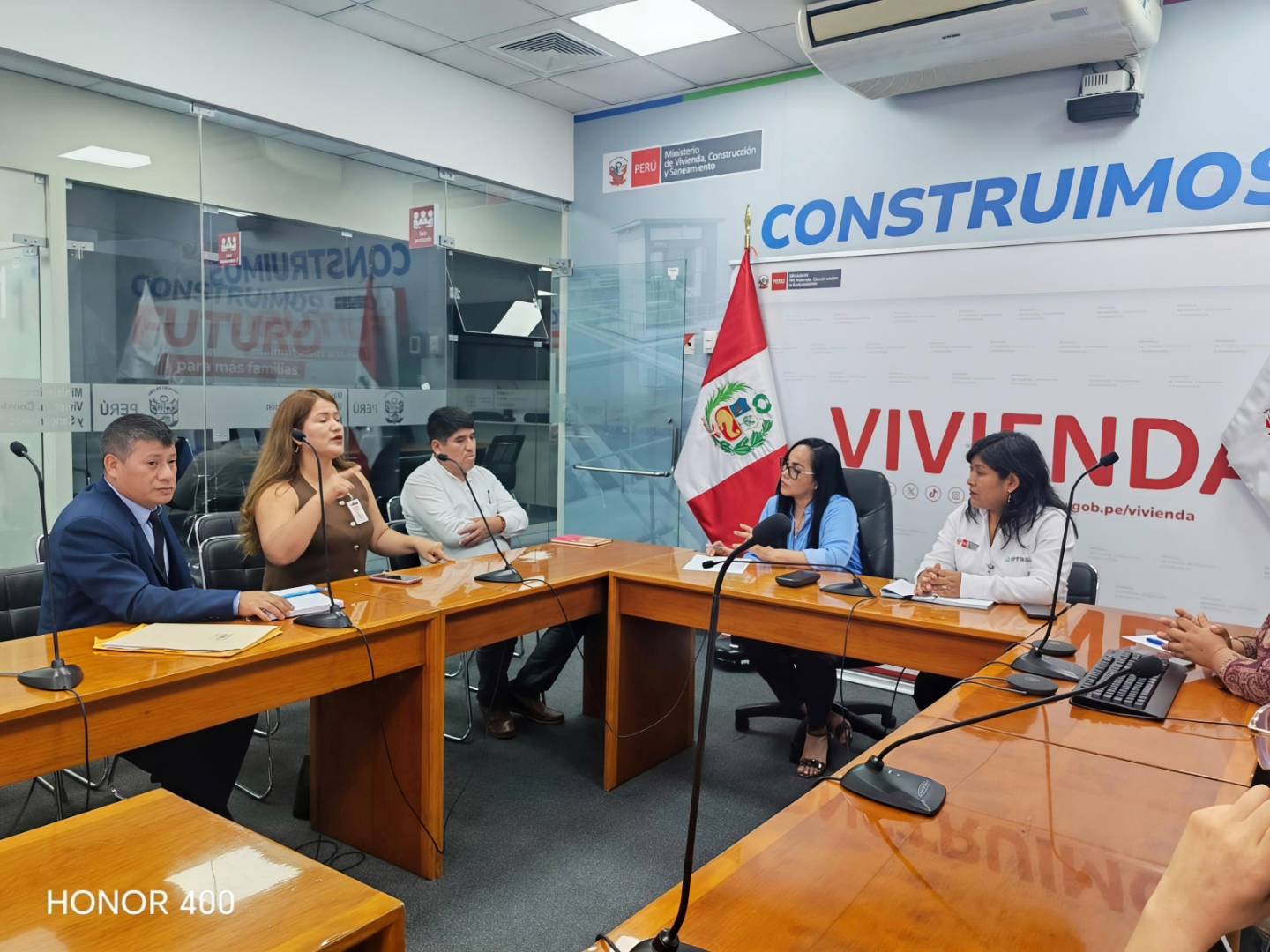 Diputado y regidora piden al Ministerio de Vivienda que la municipalidad administre Seda Huánuco