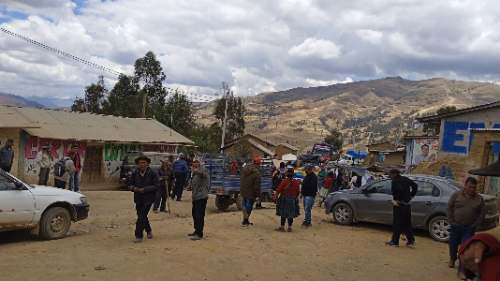Invasión de viviendas estrechan la vía de La Unión a Huánuco Pampa