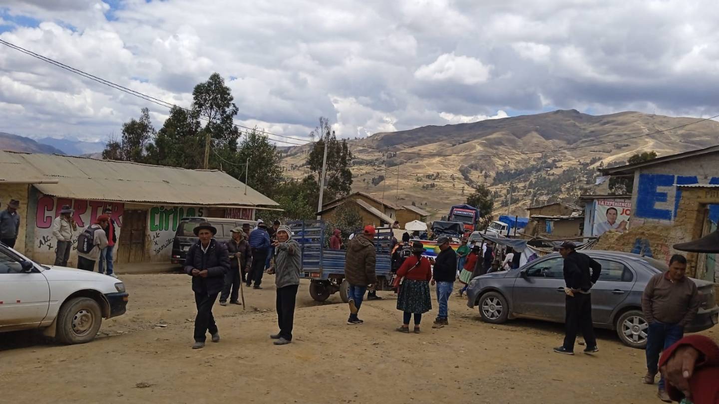 Invasión de viviendas estrechan la vía de La Unión a Huánuco Pampa