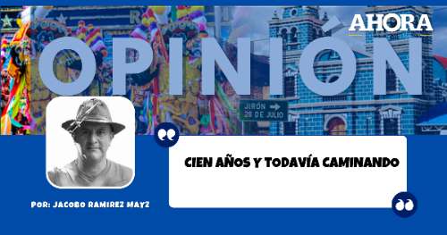 CIEN AÑOS Y TODAVÍA CAMINANDO