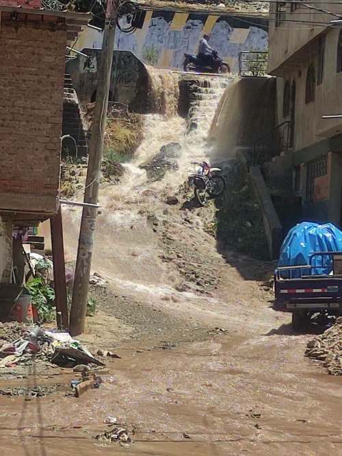 «¿Cómo valen pa' cobrarnos el agua?»: Casas inundadas en Los Carrizales y Seda sin respuesta