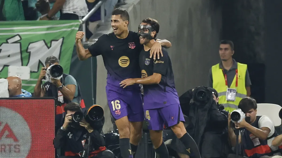 Eric Garcia se retira 'tocado' ante el Betis por molestias en el cuádriceps derecho