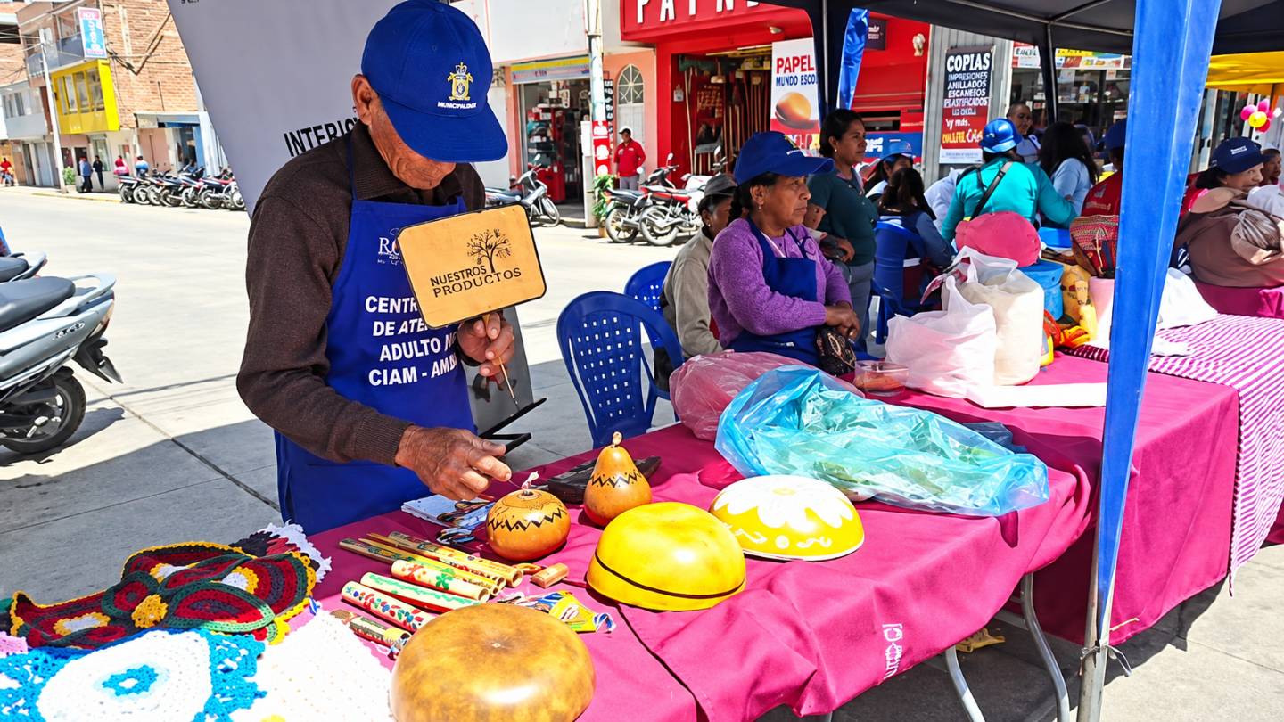 Jerónimo Huamán Marujo, de 70 años, vende quenas y mates burilados desde 3 soles