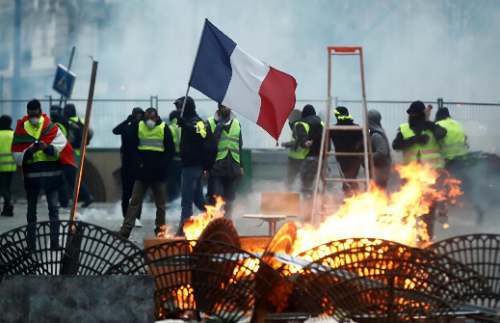 Francia vive nuevos enfrentamientos tras protestas masivas que dejaron miles de detenidos