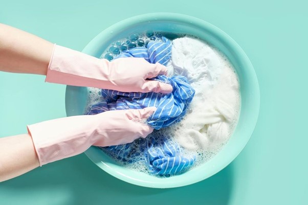 Cómo lavar y conservar blusas y jeans para que no pierdan forma ni color