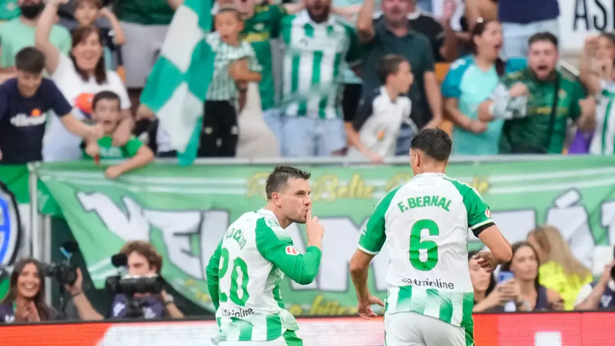 El VAR anula un golazo de Lo Celso al Betis por mano previa de Cucho Hernández