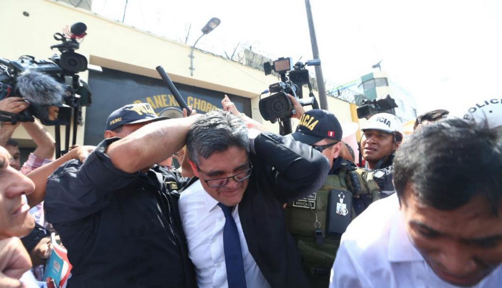 La accidentada salida de José Domingo Pérez del penal en donde iba a tomar la declaración de Keiko Fujimori el último lunes.
