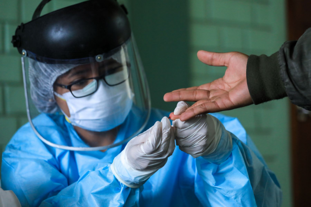 Casos semanales de la COVID-19 en el mundo bajan por primera vez desde febrero