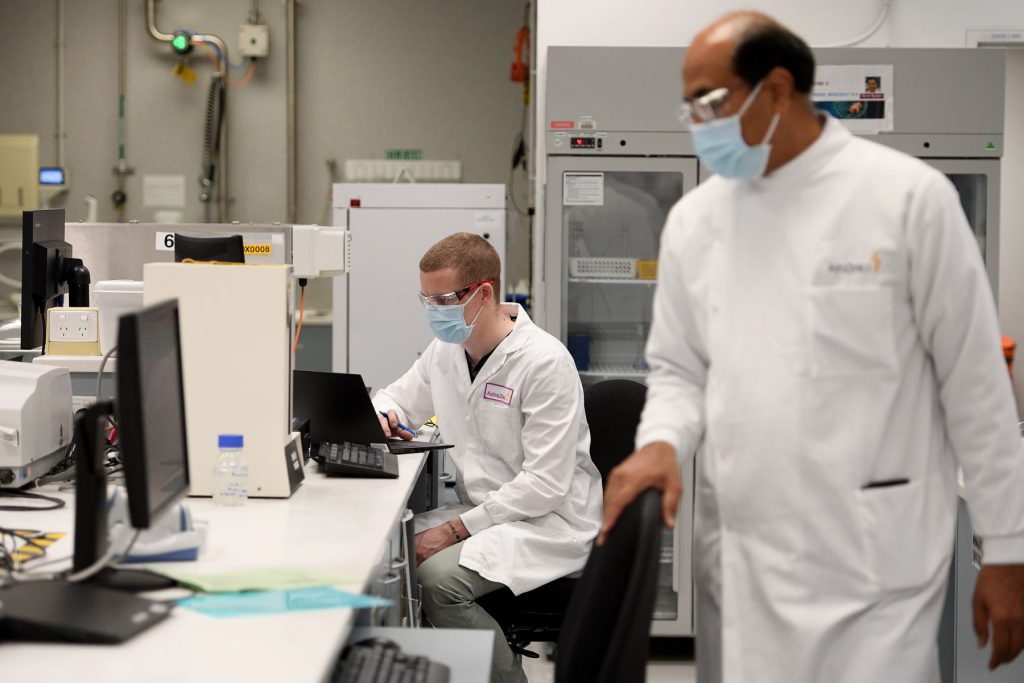 AstraZeneca empieza ensayos clínicos de un fármaco contra el COVID-19