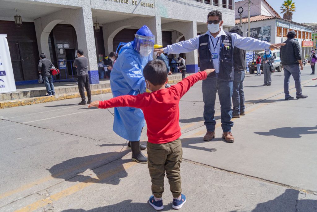 Casos de COVID-19 entre jóvenes aumentan en 17% en las últimas semanas