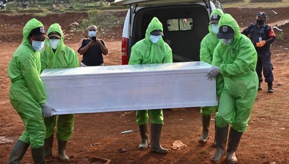 CIFRA DE VÍCTIMAS MORTALES POR COVID-19 SUPERA LOS 800 000 EN TODO EL MUNDO