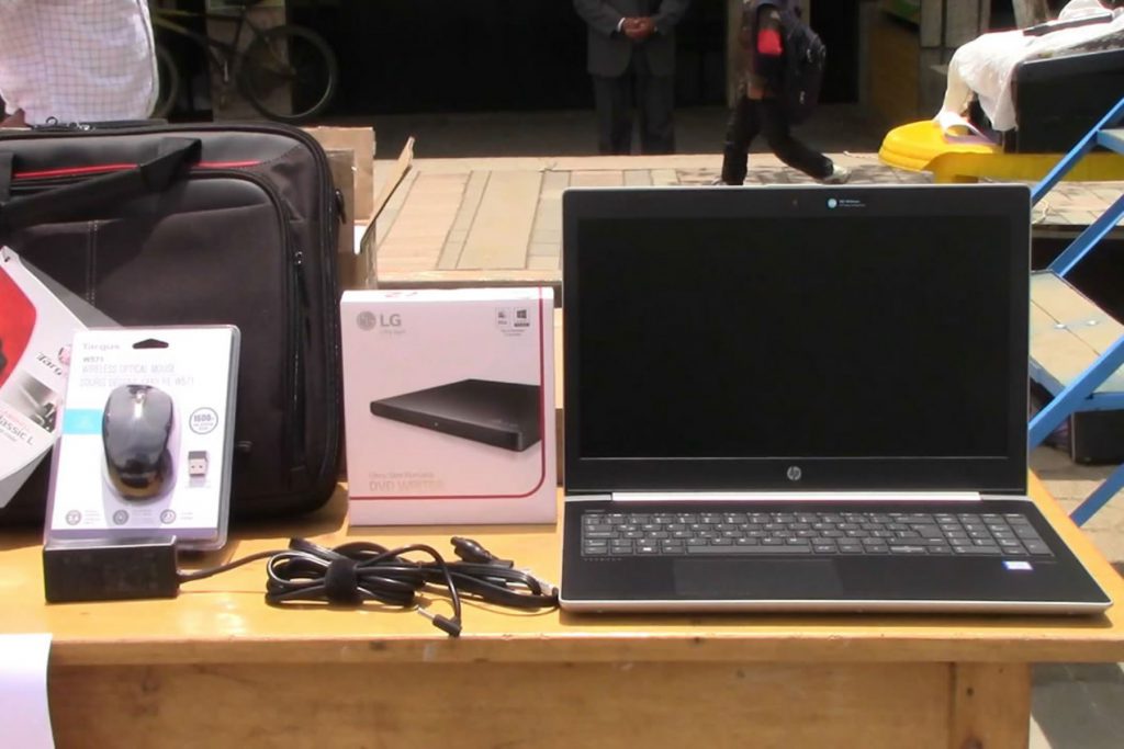 Minedu entrega equipos informáticos para 166 813 alumnos de 22 regiones del país