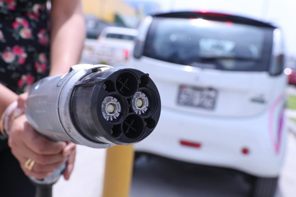 Vehículos eléctricos podrán ser recargados en grifos y estacionamientos privados