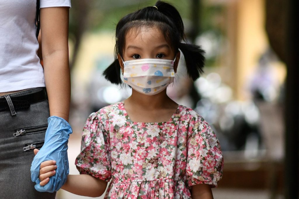 Niños mayores de 12 años deben usar mascarilla