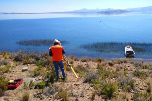 Fibra óptica llega al lago Titicaca para mejorar conexión a internet en pueblos de Puno.