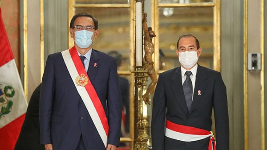 Presidente Martín Vizcarra toma juramento a Gabinete liderado por Walter Martos