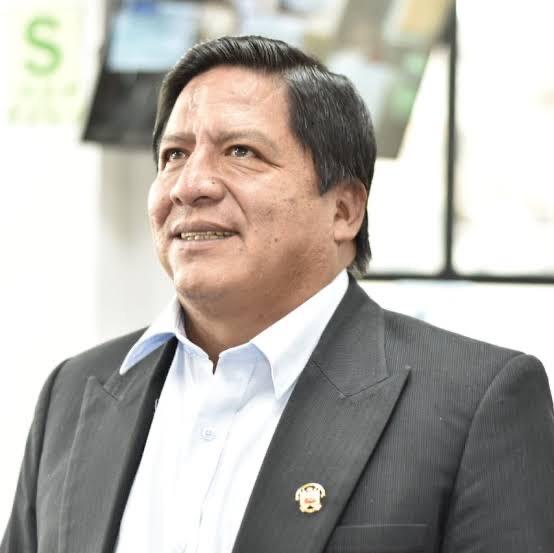 Gobernador de Pasco ingiriendo licor