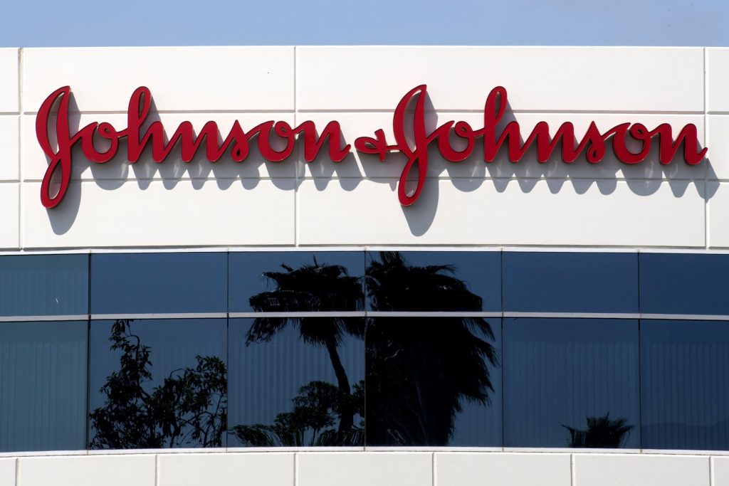 Johnson & Johnson detiene ensayos de vacuna anti-covid-19 por un participante enfermo