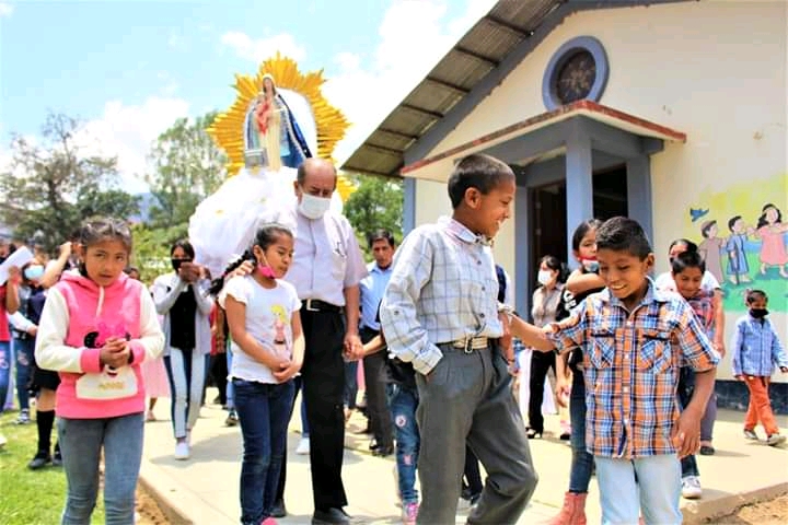 padre oswaldo con niños de la aldea infantil