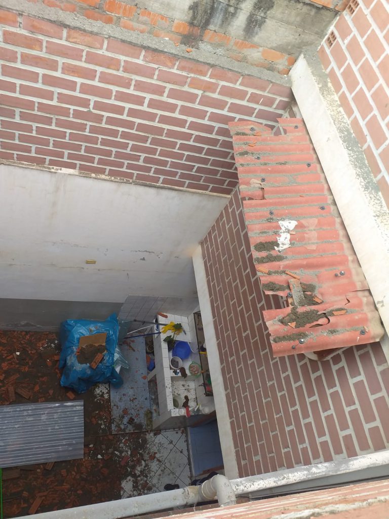 Grave anciano al caerle pared de la vecina encima