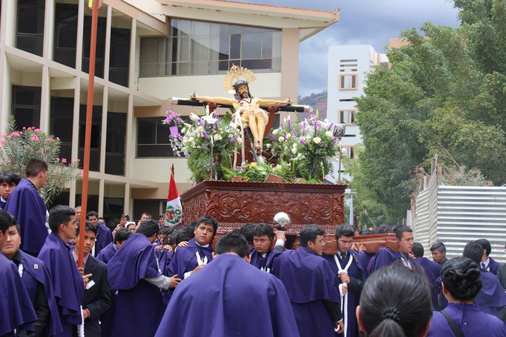 Feligreses renuevan inquebrantable fe en el Señor de Burgos en plena