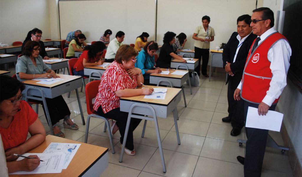 Congreso aprueba reconsideración de ley para reponer a docentes cesados