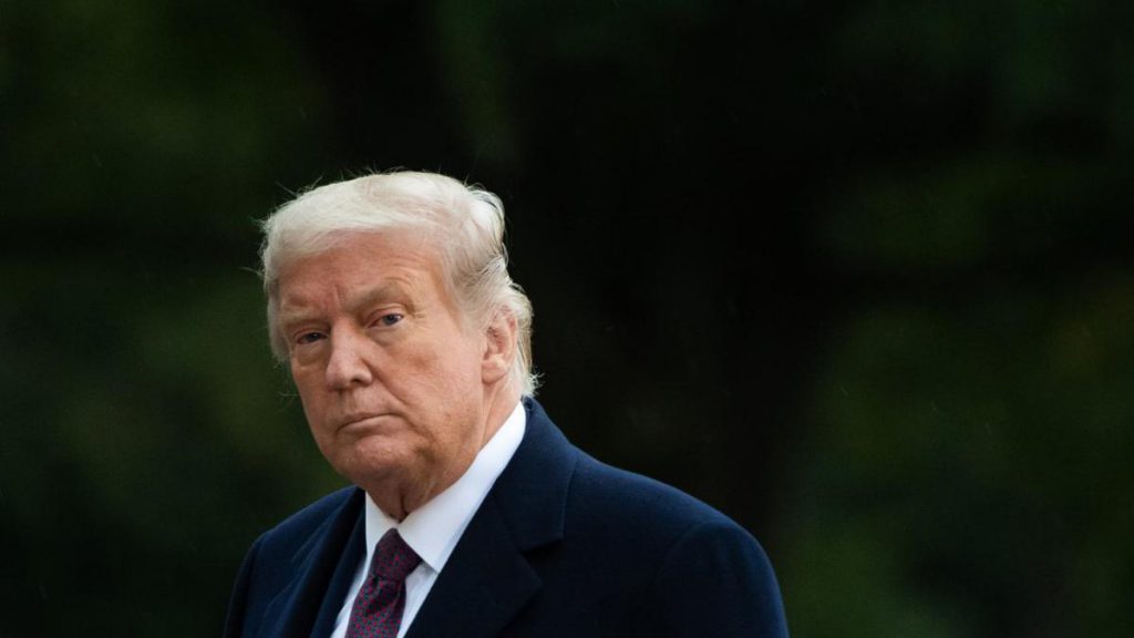 Donald Trump inicia cuarentena tras el positivo de su asesora a COVID-19