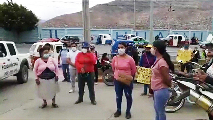Pobladores de LudiPro protestan frente a Electrocentro