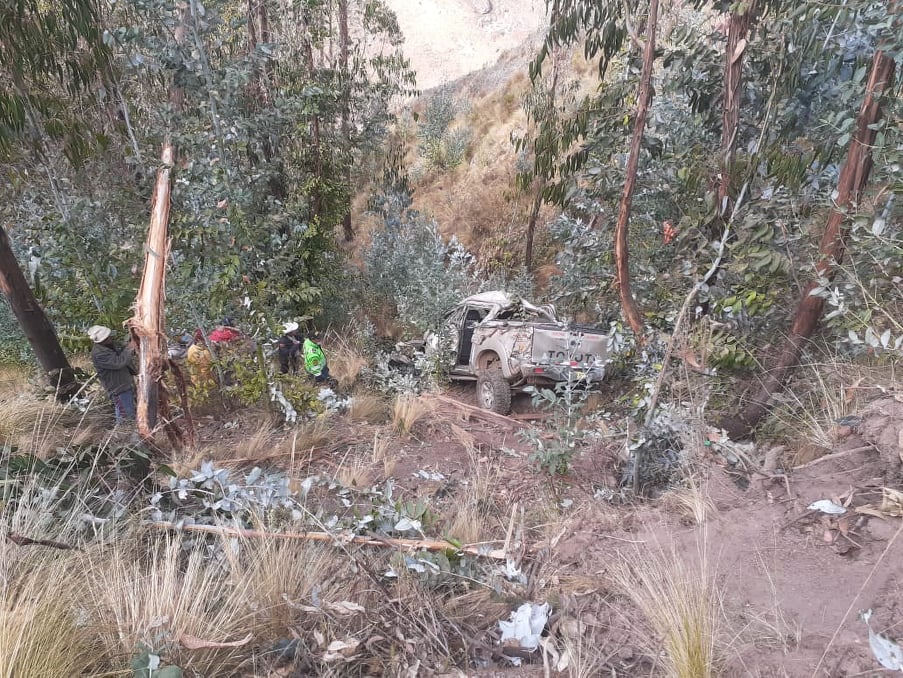 Transportista muere al desbarrancarse con su camioneta