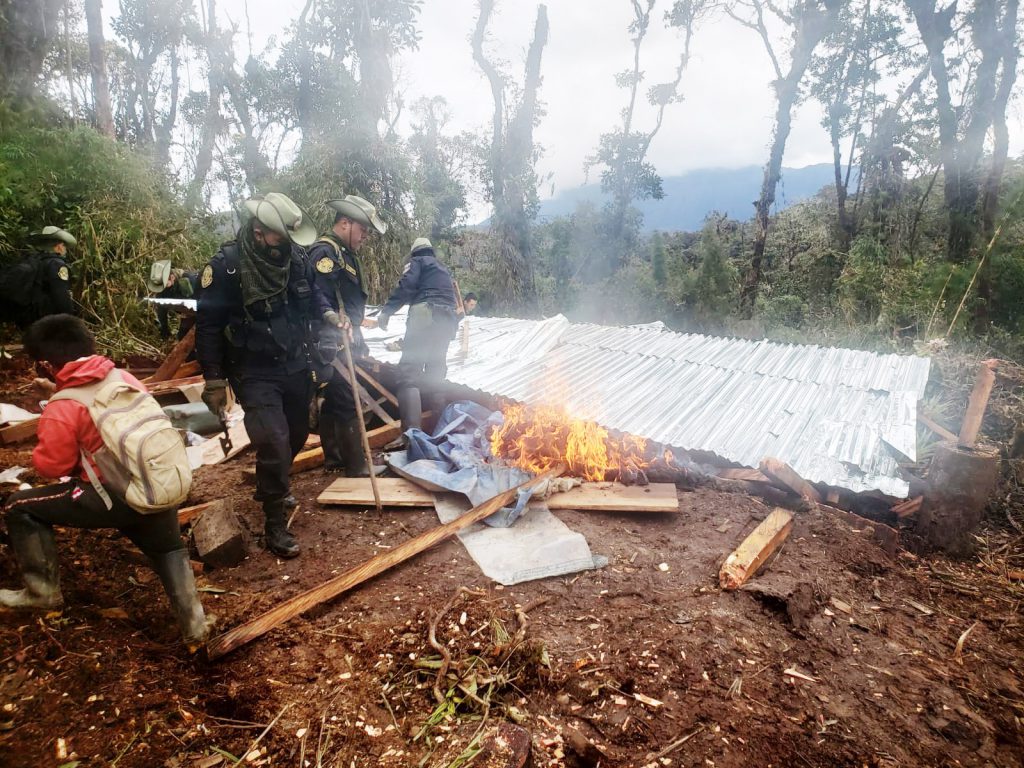 Turba retiene a policías y rescata a dos intervenidos