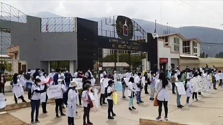 Estudiantes de Medicina Humana mantienen protesta