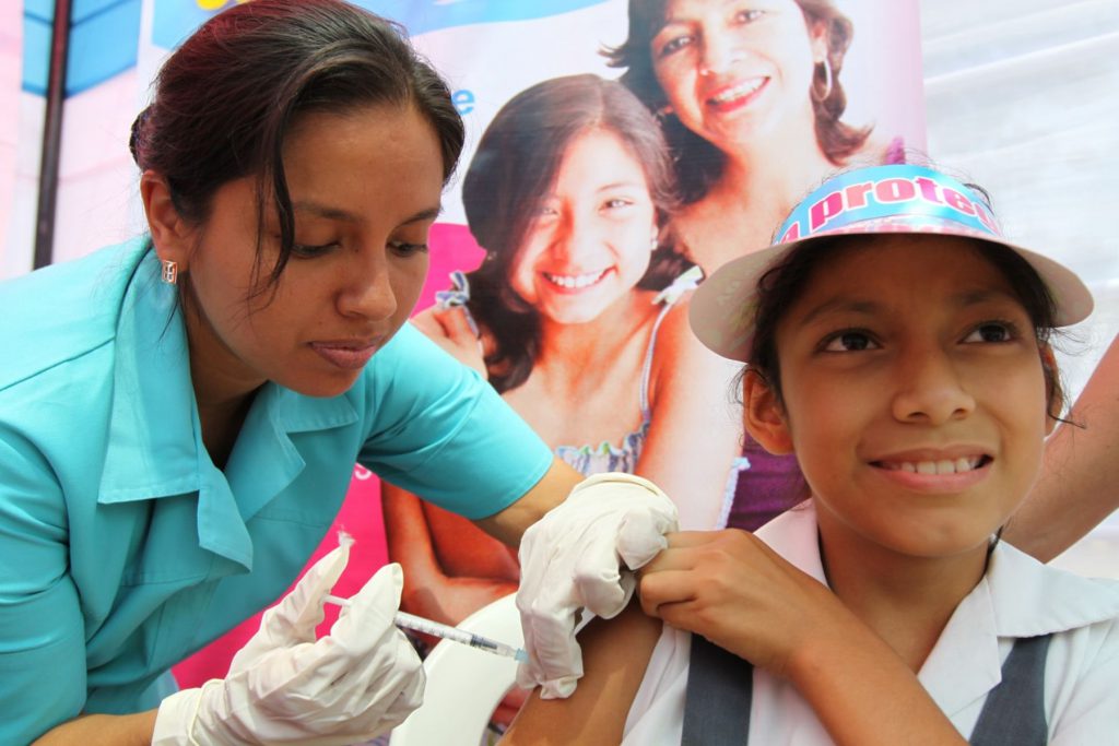 Moderna comienza a probar su vacuna contra el COVID-19 en adolescentes