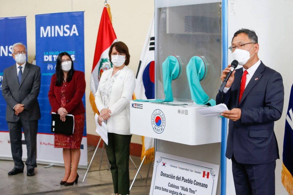 Corea dona al Perú innovadoras cabinas para la toma de muestras