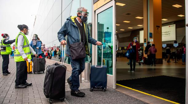 Evaluarán cierre de vuelos internacionales por nueva variante COVID-19